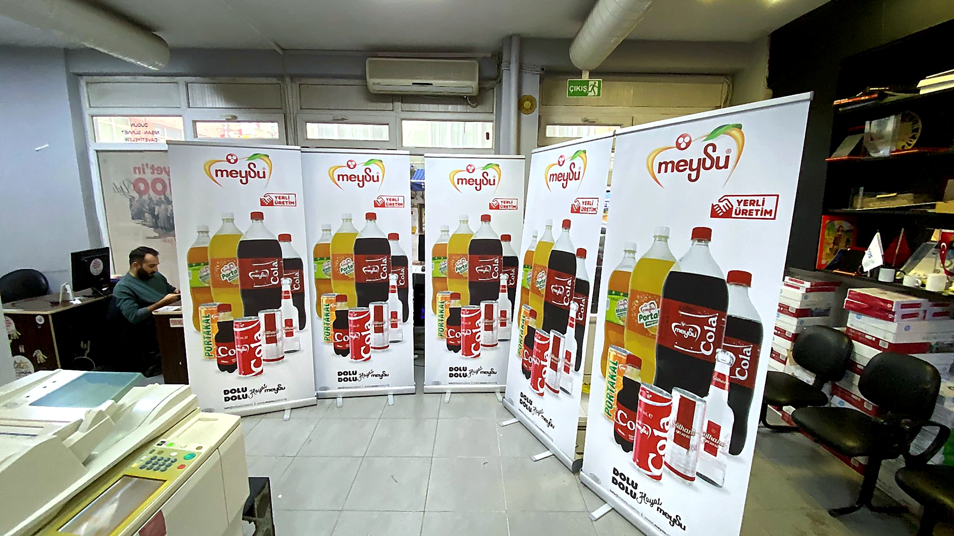 İçecek ürünleri için aynı kampanya tasarımıyla hazırlanan roll-up seti.