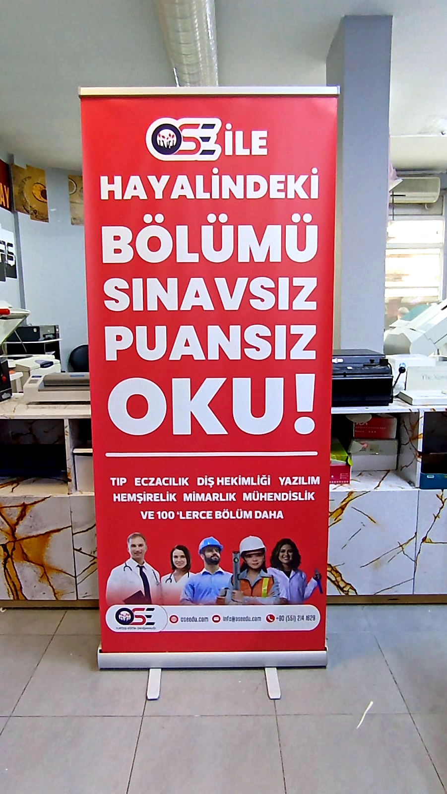 Eğitim tanıtımı için büyük başlık ve bölüm bilgileriyle hazırlanan roll-up baskısı.